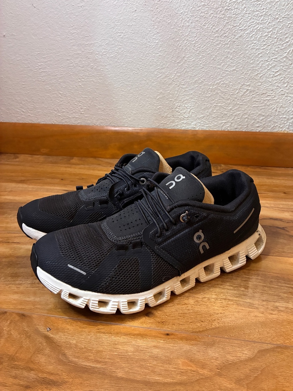 On Cloud 5 Women’s Athletic Running Sneaker Shoes, black & white- size 8